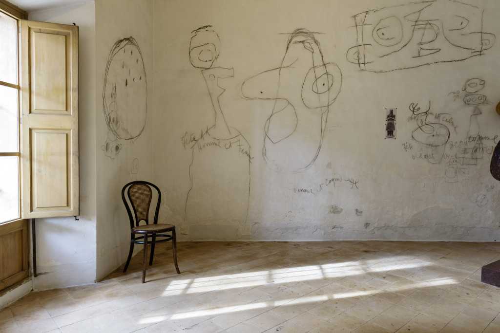 Interior de la Fundaci&oacute; Pilar i Joan Mir&oacute; con dibujos en la pared