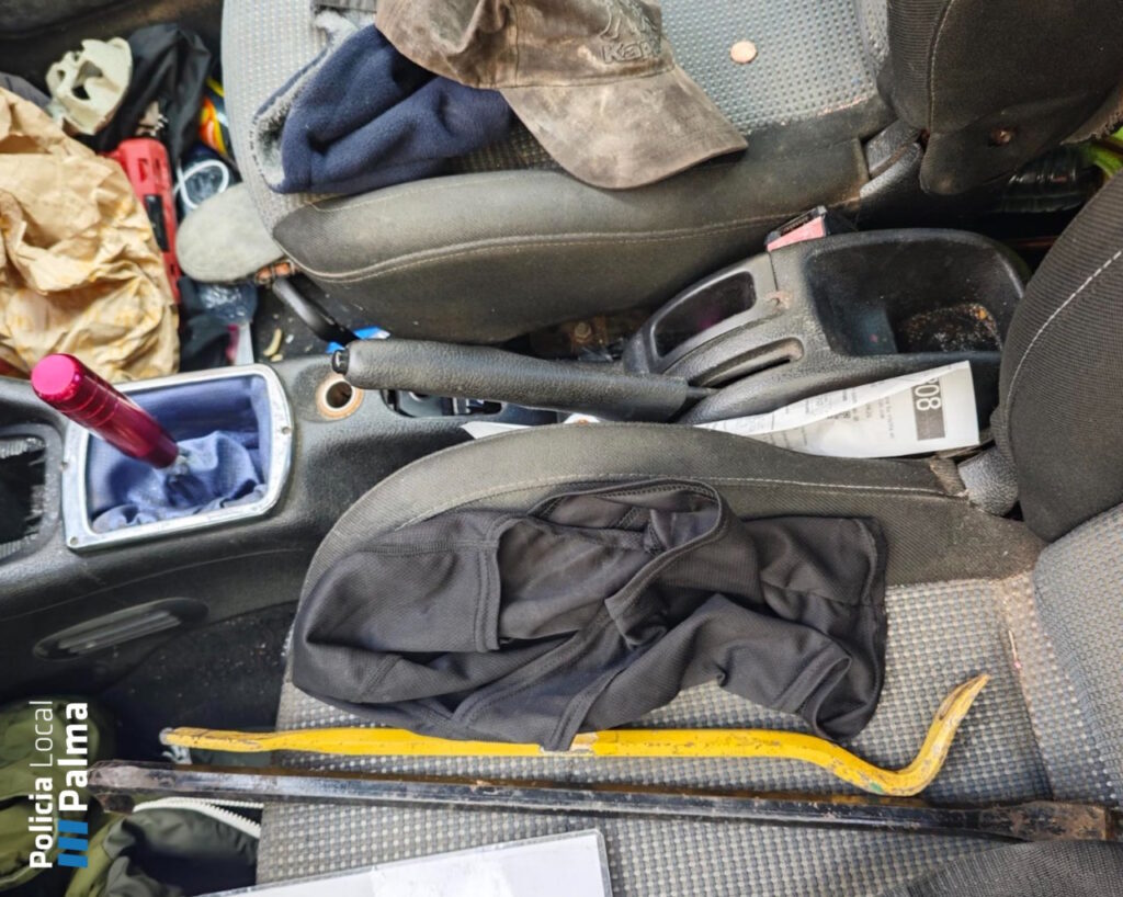 Interior de un vehículo con herramientas y objetos confiscados tras una persecución.