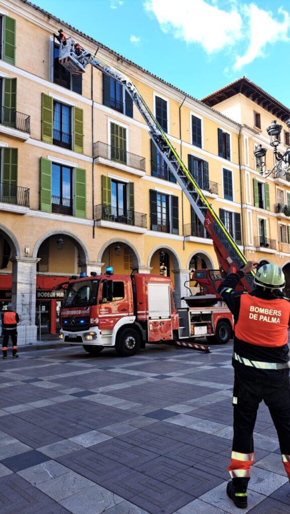 Bomberos de Palma interviniendo en la Plaza Mayor tras desprendimientos de piedra.