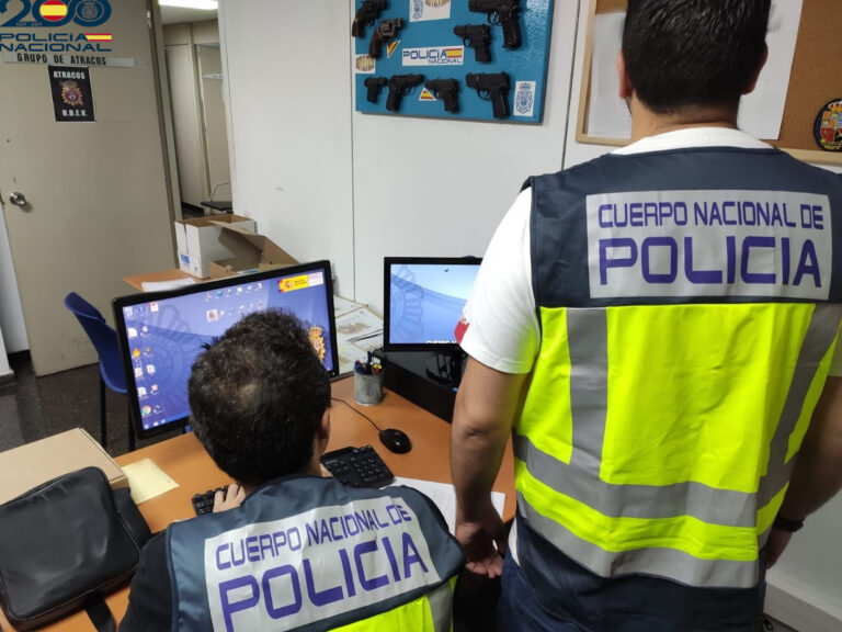 Agentes de la Policía Nacional trabajando en una investigación sobre vandalismo
