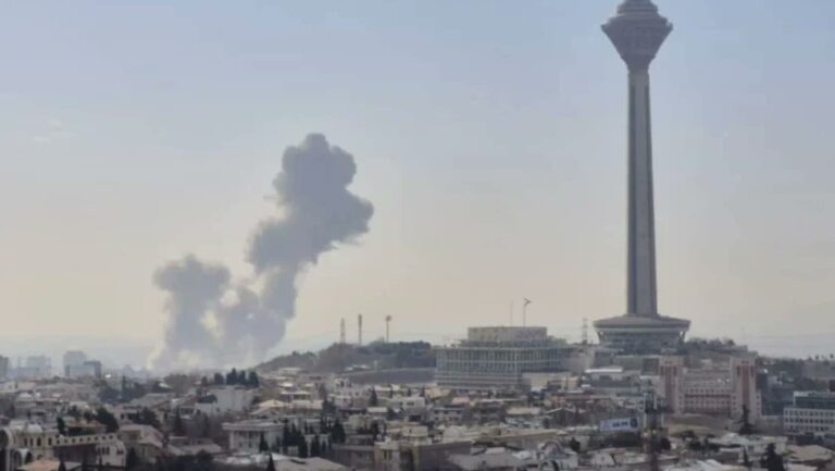Vista de Teherán con humo en el cielo y la torre Milad