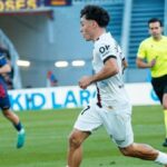 Jan Virgili corriendo con el bal&oacute;n en un partido de f&uacute;tbol