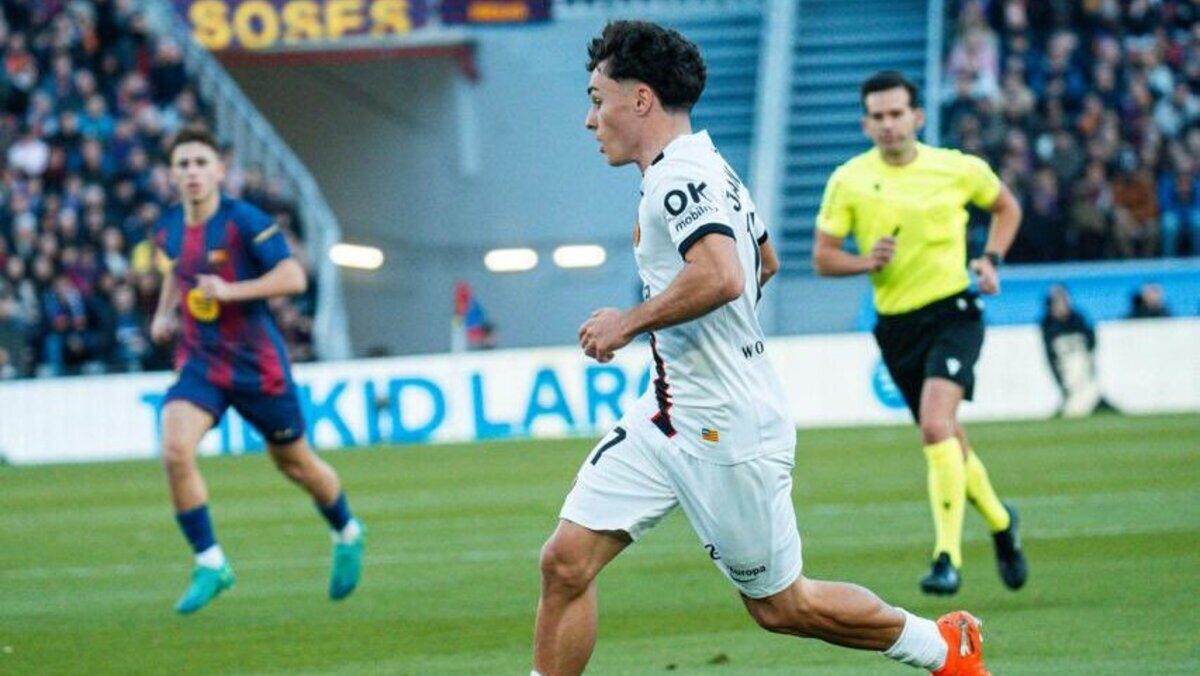 Jan Virgili corriendo con el bal&oacute;n en un partido de f&uacute;tbol