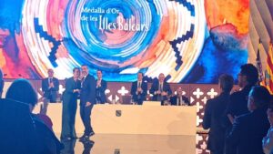 Jaume Anglada recibiendo la Medalla de Oro de las Islas Baleares en una ceremonia