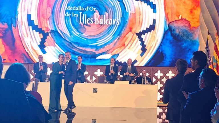 Jaume Anglada recibiendo la Medalla de Oro de las Islas Baleares en una ceremonia