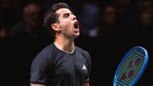 Jaume Munar expresando emoci&oacute;n durante un partido de tenis en R&oacute;terdam