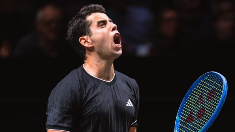 Jaume Munar expresando emoción durante un partido de tenis en Róterdam