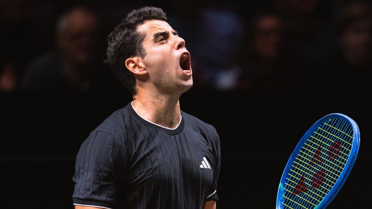 Jaume Munar expresando emoci&oacute;n durante un partido de tenis en R&oacute;terdam