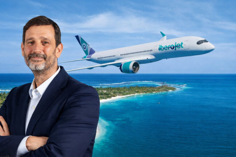 Retrato de Jose Ignacio Lugo con un avi&oacute;n de Iberijet en el fondo