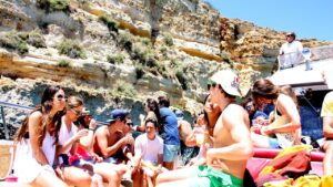Grupo de j&oacute;venes disfrutando de un viaje en barco en Mallorca