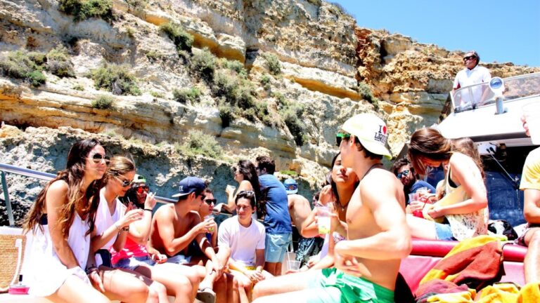 Grupo de j&oacute;venes disfrutando de un viaje en barco en Mallorca