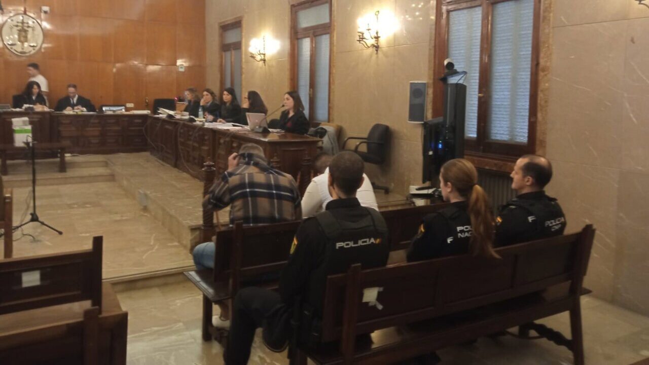 Vista del juicio en la Audiencia Provincial de Baleares con acusados y abogados presentes.