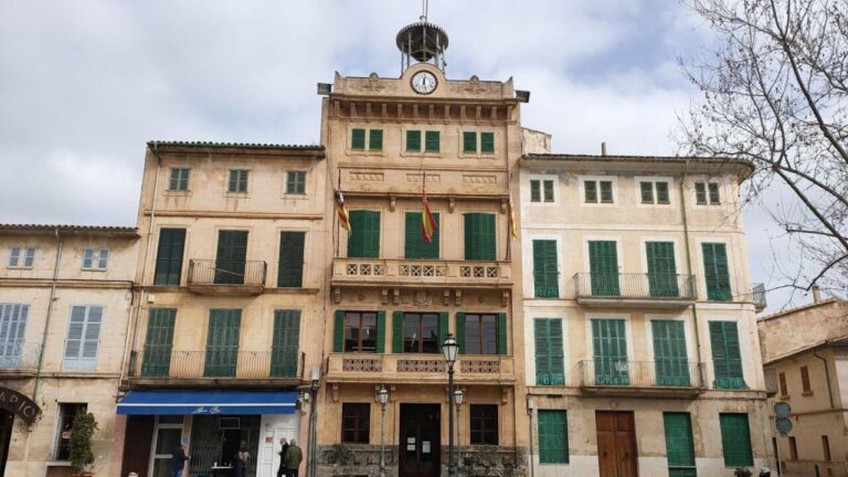 Edificio del Ayuntamiento de Llucmajor con banderas y arquitectura histórica