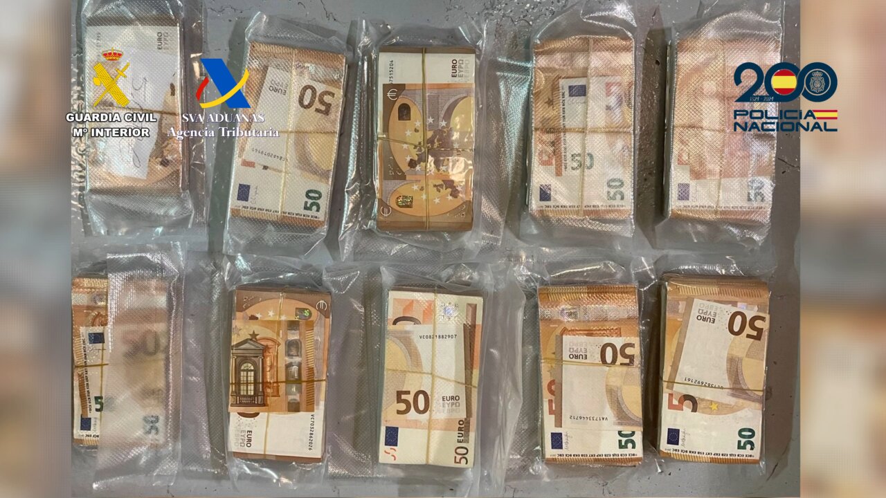 Billetes de 50 euros apilados y envueltos en pl&aacute;stico