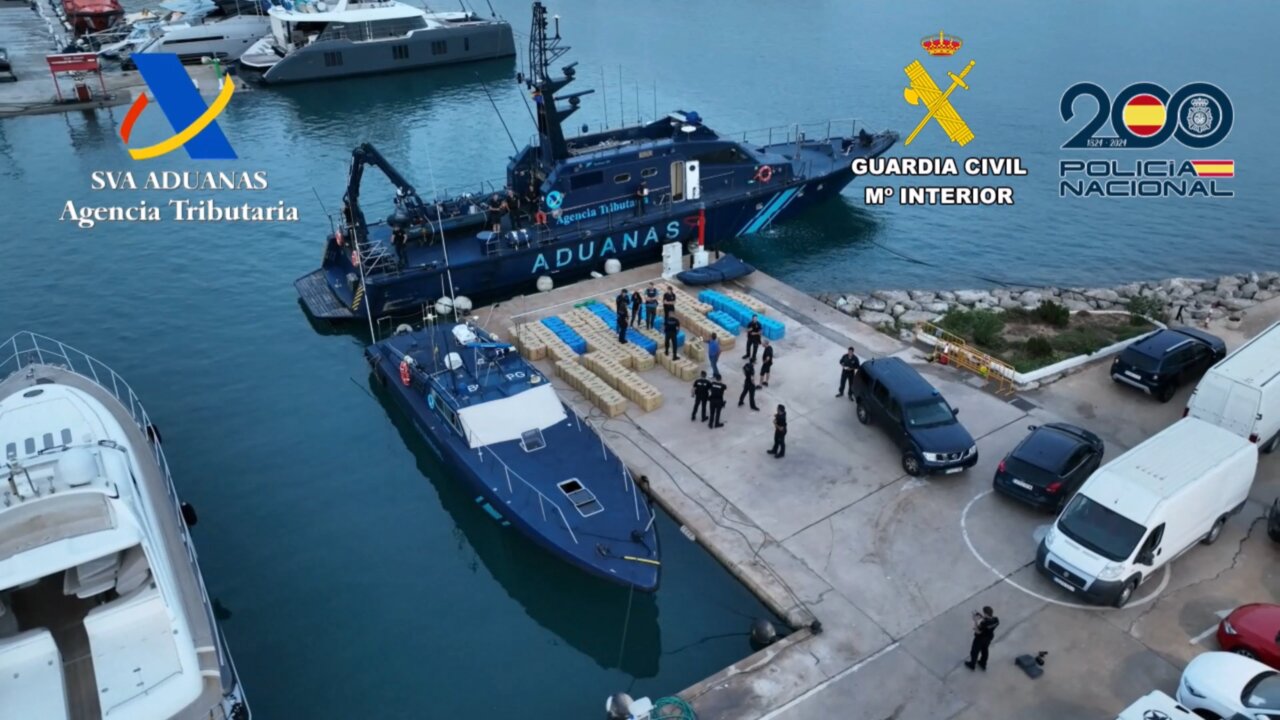 Operativo policial en puerto de Ibiza con embarcaciones y agentes