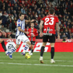 Jugadores del RCD Mallorca y Real Sociedad en un partido de f&uacute;tbol