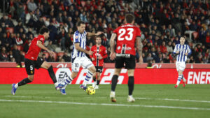 Jugadores del RCD Mallorca y Real Sociedad en un partido de f&uacute;tbol