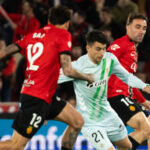 Jugadores de Mallorca y Betis en un partido de fútbol intenso