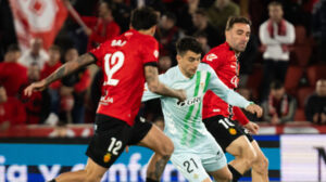 Jugadores de Mallorca y Betis en un partido de f&uacute;tbol intenso
