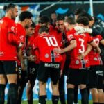 Jugadores del Mallorca reunidos en el campo durante un partido