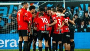 Jugadores del Mallorca reunidos en el campo durante un partido