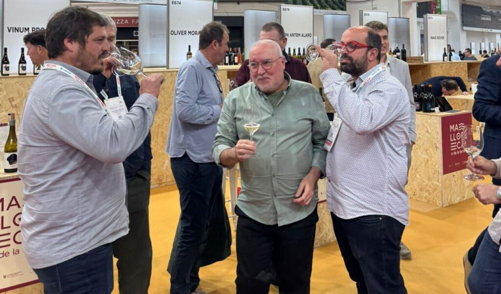 Personas disfrutando de vino en una feria en Mallorca