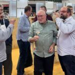 Personas disfrutando de vino en una feria en Mallorca