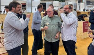 Personas disfrutando de vino en una feria en Mallorca