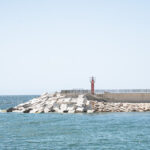 Vista del puerto de Portixol en Mallorca con un faro