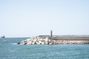 Vista del puerto de Portixol en Mallorca con un faro
