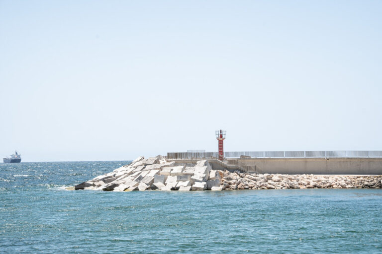Vista del puerto de Portixol en Mallorca con un faro