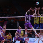 Jugadores de voleibol en acci&oacute;n durante la Copa del Rey en Manacor