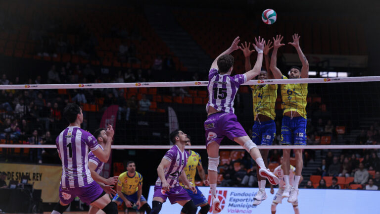 Jugadores de voleibol en acci&oacute;n durante la Copa del Rey en Manacor