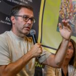 Miquel Oliver hablando en un evento sobre promoción del catalán