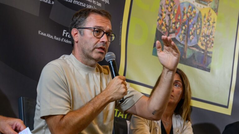 Miquel Oliver hablando en un evento sobre promoción del catalán
