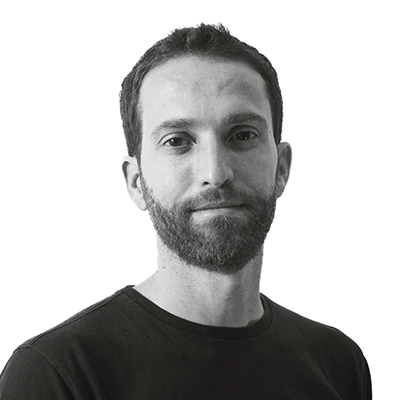 Retrato en blanco y negro de un hombre con barba y camiseta negra