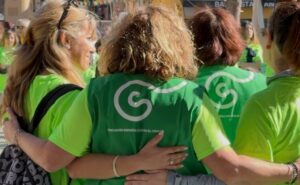 Participantes abrazados en marcha solidaria contra el c&aacute;ncer en Andratx