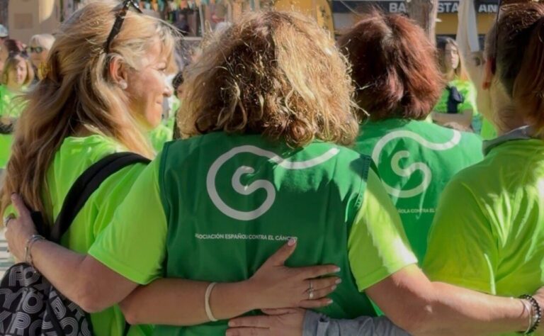 Participantes abrazados en marcha solidaria contra el cáncer en Andratx