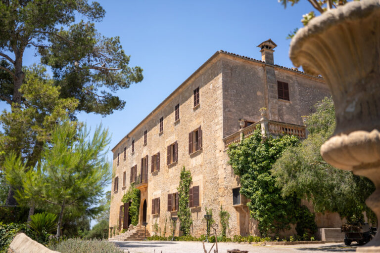 Vista de una casa tradicional en Maria de la Salud, Mallorca.