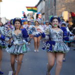 Participantes del Carnaval de Marratx&iacute; desfilando con trajes coloridos y festivos.