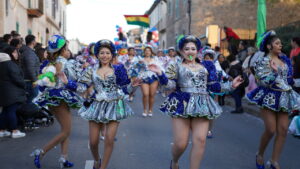 Participantes del Carnaval de Marratx&iacute; desfilando con trajes coloridos y festivos.