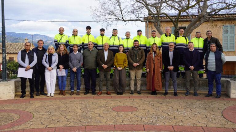 Grupo de personas en Marratx&iacute; con chalecos reflectantes tras la creaci&oacute;n de empleos