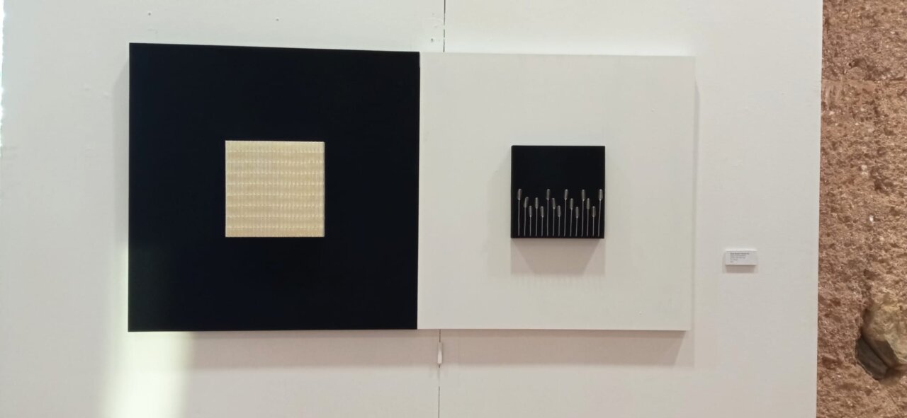 Obra de arte abstracto en exposici&oacute;n con dos paneles