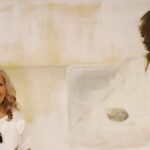 Marta Muniesa posando junto a una de sus obras de arte abstracto