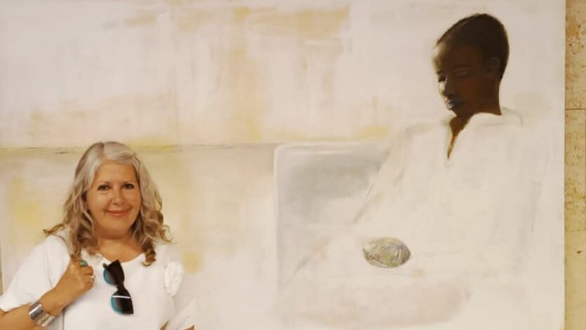 Marta Muniesa posando junto a una de sus obras de arte abstracto