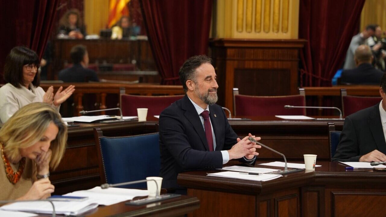 Mateo en el Parlament discutiendo sobre seguridad ferroviaria y acuerdos laborales.