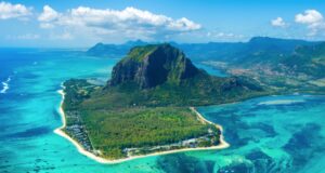 Vista aérea de Le Morne Brabant en Mauricio con aguas turquesas