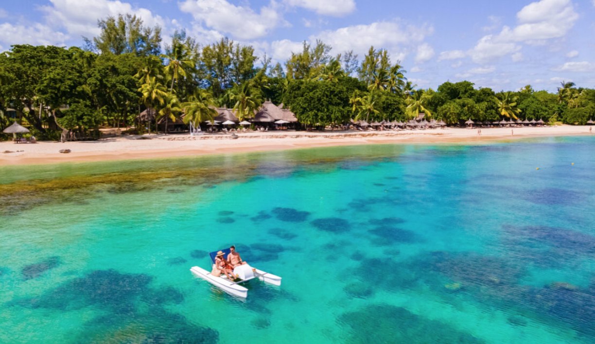 Pareja disfrutando de actividades acu&aacute;ticas en una playa de Mauricio