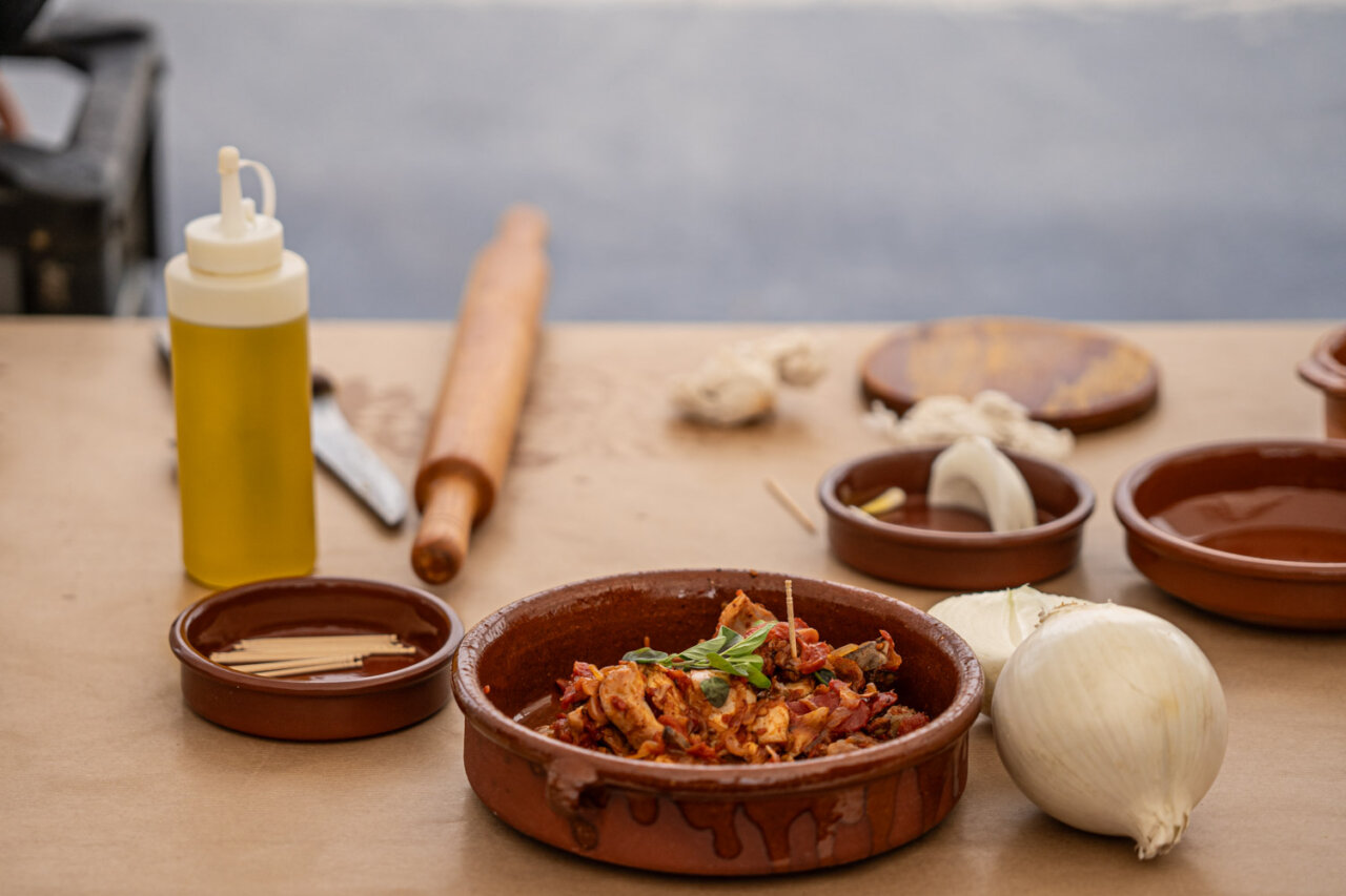 Plato típico de las Islas Baleares con ingredientes frescos y locales.