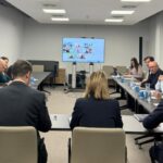 Reuni&oacute;n de la Mesa del Pacto por la Sostenibilidad con participantes en una sala